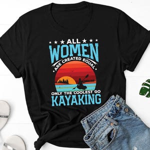 Todas las mujeres son iguales. Solo la camiseta más genial para jugar al kayak, regalo para kayakistas, camiseta de kayak, camiseta de kayak en barco, camiseta de carreras de kayak.
