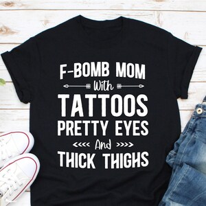 Mamá con tatuajes, ojos bonitos y muslos gruesos, Mamá con ojos bonitos, Mamá con ojos bonitos, Camiseta de mamá ruda, Camiseta de mamá que dice palabrotas