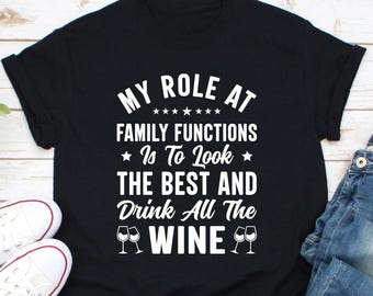Mi rol en las reuniones familiares es lucir lo mejor posible y beber todo el vino. Camiseta, camiseta para amantes del vino, camiseta para socios en el vino, camiseta de cata de vinos.