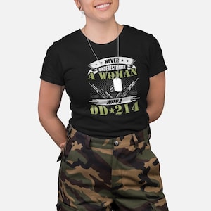Nunca subestimes a una mujer con una DD214, marines del ejército, fuerza aérea de la marina, veterana militar, fuerzas armadas de EE. UU., regalo de camiseta de veterana fuerte.