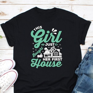 Camiseta &quot;Esta chica acaba de comprar su primera casa&quot;, camiseta para nuevo propietario, camiseta para casa nueva, camiseta para agente inmobiliario, camiseta para propietario, regalo para casa nueva