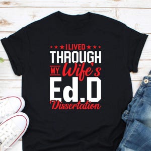 Ich habe durch das Ed.D Dissertations-Shirt meiner Frau gelebt, Doktor der Ausbildung Shirt, Ed.D Frau Shirt, Doktoranden-Abschluss-Shirt, zukünftiges Ed.D Shirt