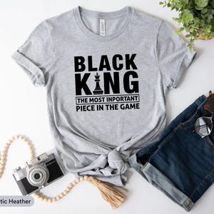 Schwarzer König das wichtigste Stück im Spiel-Shirt, schwarze Exzellenz-Shirt, schwarzer Geschichtsmonat, Schachspiel-Shirt, Schachfigur-Shirt