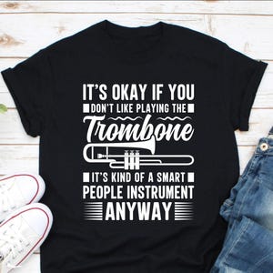 Camiseta de &quot;Está bien si no te gusta tocar el trombón&quot;, camiseta de trombonista, camiseta de aficionado al trombón, regalo de instructor de trombón, camiseta de banda de trombón
