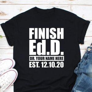 Fertig EdD Shirt, Dr. Ihr Name hier Shirt, Doktor der Ausbildung Shirt, EdD Shirt, EdD Geschenk, EdD Dissertation, EdD Abschlussgeschenk Shirt