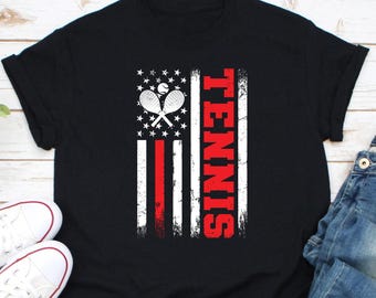 Camisa de tênis com bandeira americana, presente para treinador de tênis, camisa patriótica de tênis, camisa com raquetes de tênis, camisa de amor ao tênis, camisa de jogador de tênis