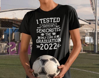 Ik heb positief getest op senioritis. De enige remedie is afstuderen 2022-shirt, grappig shirt voor senioren 2022, klasse van 2022-shirt, afstudeercadeau 2022
