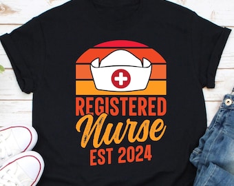 Krankenschwester Est 2024 Shirt, RN Shirt, Krankenschwester Leben Shirt, Krankenschwester Shirt, Geschenk für Krankenschwester, Pfleger Shirt, Krankenschwester graduiert, Krankenschwester Wertschätzung