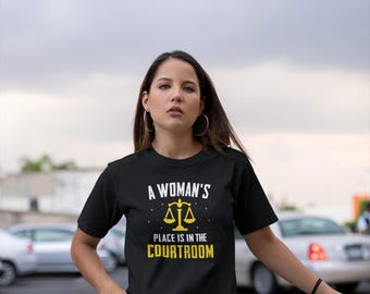 Der Platz einer Frau ist im Hochzeitskleid, JuraStudent Geschenk, Jurist Shirt, Jurist Shirt, Jurist Shirt, Juristin, Juristin