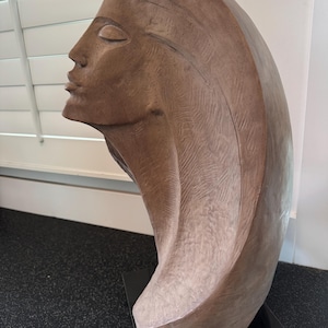 女性の頭部の彫刻。Austin SculptureのStargazer。 女性の頭部の彫刻。Austin SculptureのStargazer。