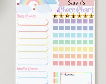 Può includere: Un grafico delle faccende colorato con un design arcobaleno, nuvole e stelle. Il grafico include sezioni per le faccende quotidiane e settimanali, una sezione ricompensa e il testo "Sarah's Chore Chart".