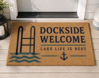 Welkomstdeurmat aan de kade, Lake Life welkomstmat, nautisch voorporch decor, Lake House portiekmat, housewarmingcadeau