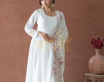 Premiun White Multi Color bestickte & Seide voll ausgestelltes langes Anarkali Kleid Kurta Pant Dupatta 3-teiliges vorgefertigtes Salwar Kameez indisches Kleid