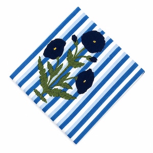 Può includere: Un tessuto quadrato a righe blu e bianche con un ricamo floreale. Il disegno presenta tre fiori blu scuro con centri gialli e foglie verdi. Il tessuto è piegato in diagonale, mostrando il motivo.