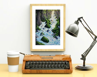 Puede incluir: Una pintura enmarcada de una cascada que cae en cascada a través de un exuberante bosque verde. La pintura se exhibe en una pared blanca con una máquina de escribir vintage y una lámpara de escritorio.