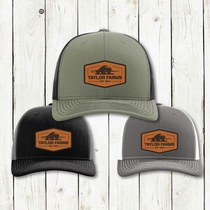 Gorra de camionero con parche de cuero personalizado, nombre de granja personalizado, gorra de tractor, Richardson 112, gorra con nombre de granja personalizado, tractor en el campo