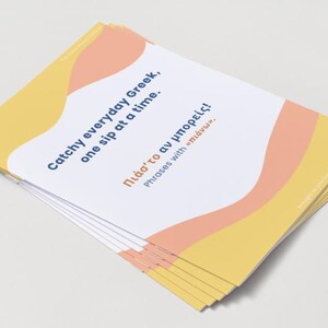 Può includere: Una pila di biglietti stampati con sfondo bianco ed elementi di design gialli e color pesca. I biglietti presentano testo in inglese e greco, promuovendo l'apprendimento di frasi greche quotidiane.