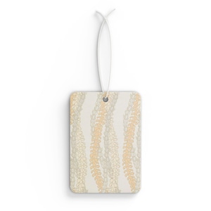 Può includere: Deodorante per ambienti rettangolare con un motivo floreale beige, arancione chiaro e grigio. Il deodorante per ambienti ha un cordino bianco per appenderlo. Il design presenta file verticali di fiori stilizzati.