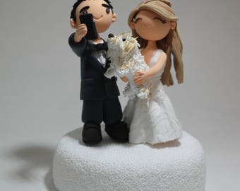 Encantadora pareja Selfie con torta de bodas para mascotas