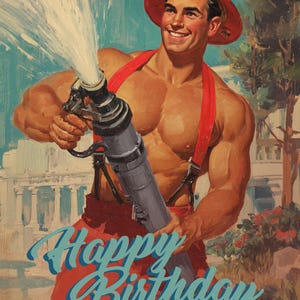 Op de afbeelding: Vintage verjaardagskaart met een glimlachende, gespierde brandweerman in een rode helm en bretels, die een waterslang vasthoudt. De kaart heeft de tekst "Happy Birthday" in blauw script, tegen een achtergrond van een gebouw en een blauwe lucht.