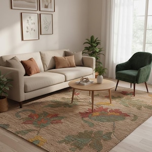 Puede incluir: Un salón con un sofá beige, cojines marrones y una mesa de centro redonda de madera. Un sillón verde está cerca. Una gran alfombra con diseños florales en rojo, verde y amarillo cubre el suelo. Obras de arte adornan la pared.