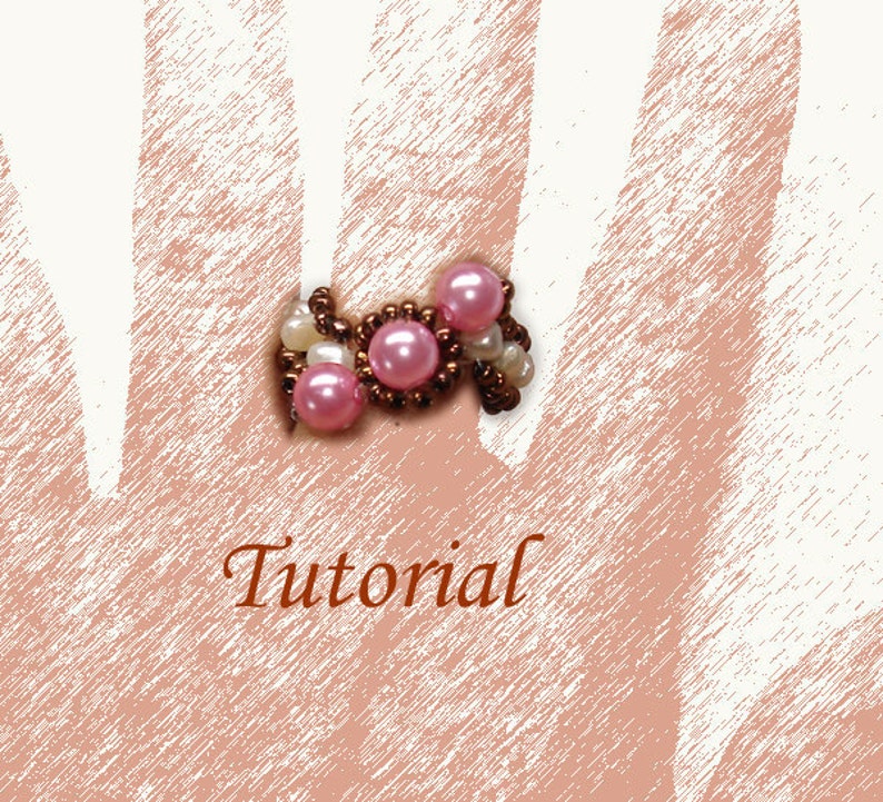 Op de afbeelding: Een roze en witte kralenring met een tutorial-tekst eroverheen. De ring is gemaakt van kleine ronde kralen en grotere roze kralen.