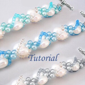 Op de afbeelding: Twee kralenarmbanden met een zilveren sluiting. De bovenste armband is gemaakt met blauwe en turquoise kralen en witte parels. De onderste armband is gemaakt met grijze en zilveren kralen en witte parels. Het woord "Tutorial" staat in blauwe tekst op een witte achtergrond.