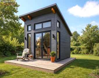 Könnte beinhalten: Ein modernes, dunkelgraues Gartenhaus mit einem schrägen Dach und großen Glastüren und -fenstern. Das Gartenhaus hat eine Holzterrasse und ist von grünem Gras und Bäumen umgeben. Ein Holzstuhl und ein kleiner Tisch stehen auf der Terrasse.