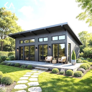 Op de afbeelding: Moderne grijze cabine met een plat dak, grote ramen en een houten terras. De cabine heeft een minimalistisch ontwerp, met een pad dat naar de ingang leidt. Twee rieten stoelen en een kleine tafel staan op het terras, omringd door weelderig groen.