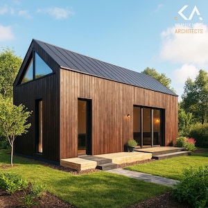 Può includere: Una moderna cabina in legno a un piano con un tetto in metallo scuro e ampie finestre. L'esterno presenta pannelli di legno verticali in una calda tonalità marrone. La cabina è situata su un prato verde con un sentiero in pietra, circondata da alberi e cielo blu.