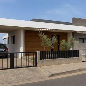 Puede incluir: Casa moderna de una sola planta con una cochera blanca y un coche negro aparcado debajo. La casa presenta una fachada de madera, una valla de metal negro y una acera de hormigón. El cielo es azul.
