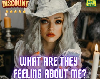 Op de afbeelding: Een vrouw met zilver haar en een witte heksenhoed houdt tarotkaarten vast. De afbeelding bevat de tekst "WHAT ARE THEY FEELING ABOUT ME?" en "SPECIAL DISCOUNT" met vijf gouden sterren. Op de achtergrond brandt een kaars.