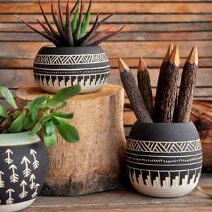 Made To Order Céramique planteur poterie Navajo inspiration Sculpté sgraffite Vase GEO Aztèque Géométrique cactus succulent planteur noir blanc image 1