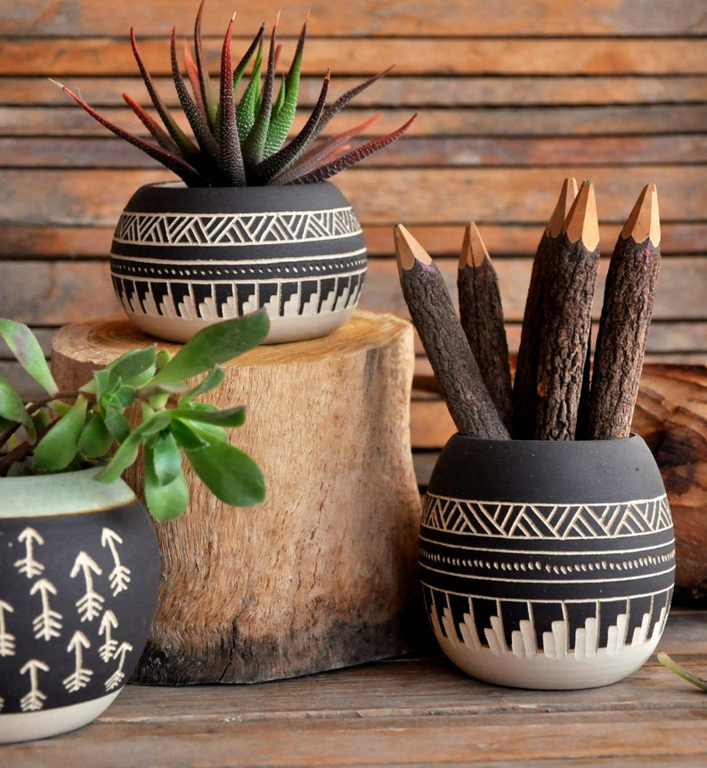 Made To Order Céramique planteur poterie Navajo inspiration Sculpté sgraffite Vase GEO Aztèque Géométrique cactus succulent planteur noir blanc image 1