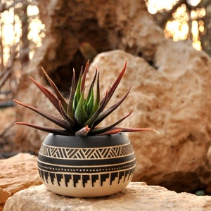 Made To Order Céramique planteur poterie Navajo inspiration Sculpté sgraffite Vase GEO Aztèque Géométrique cactus succulent planteur noir blanc image 2