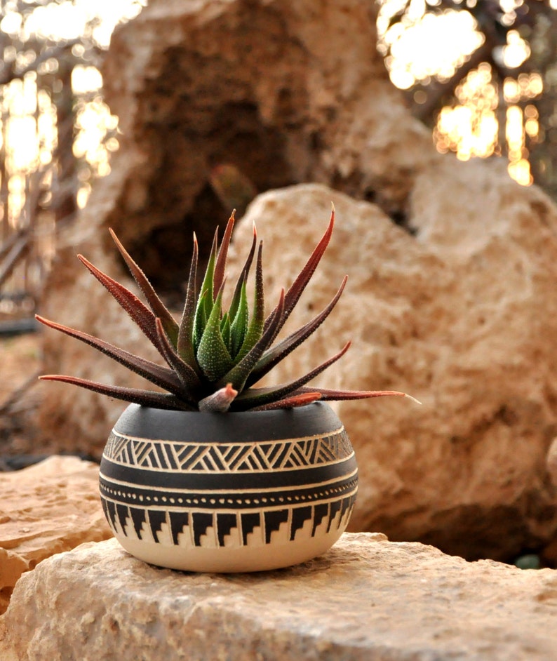 Made To Order Céramique planteur poterie Navajo inspiration Sculpté sgraffite Vase GEO Aztèque Géométrique cactus succulent planteur noir blanc image 2