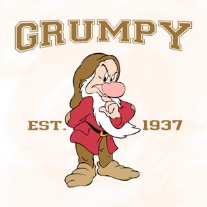 Puede incluir: Imagen de dibujos animados de Gru&ntilde;&oacute;n de Blancanieves, con abrigo rojo, pantalones marrones y botas. El texto "GRUMPY" est&aacute; encima del personaje, con "EST. 1937" debajo.