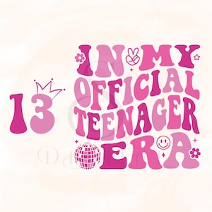 Puede incluir: Diseño gráfico rosa con el texto "13 IN MY OFFICIAL TEENAGER ERA". El número 13 está a la izquierda con una corona encima. El texto está en varios tonos de rosa con detalles de bola de discoteca y flores.