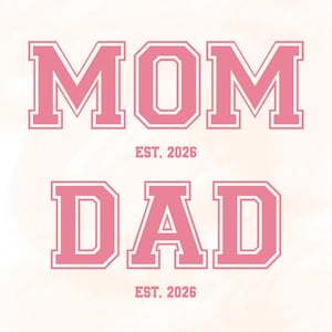 Könnte beinhalten: Rosa Schrift auf hellem Hintergrund: "MOM" und "DAD" in College-Schriftart. Darunter "EST. 2026". Geeignet für Kleidung oder Ankündigungen.