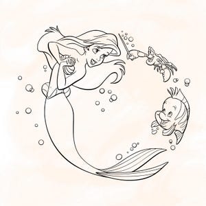 Op de afbeelding: Zwart-wit lijntekening van een zeemeermin met lang, golvend haar, een schelpen top en een vissenstaart. Een krab en een vis zwemmen in de buurt. Bubbels omringen de personages en creëren een grillige onderwaterwereld.