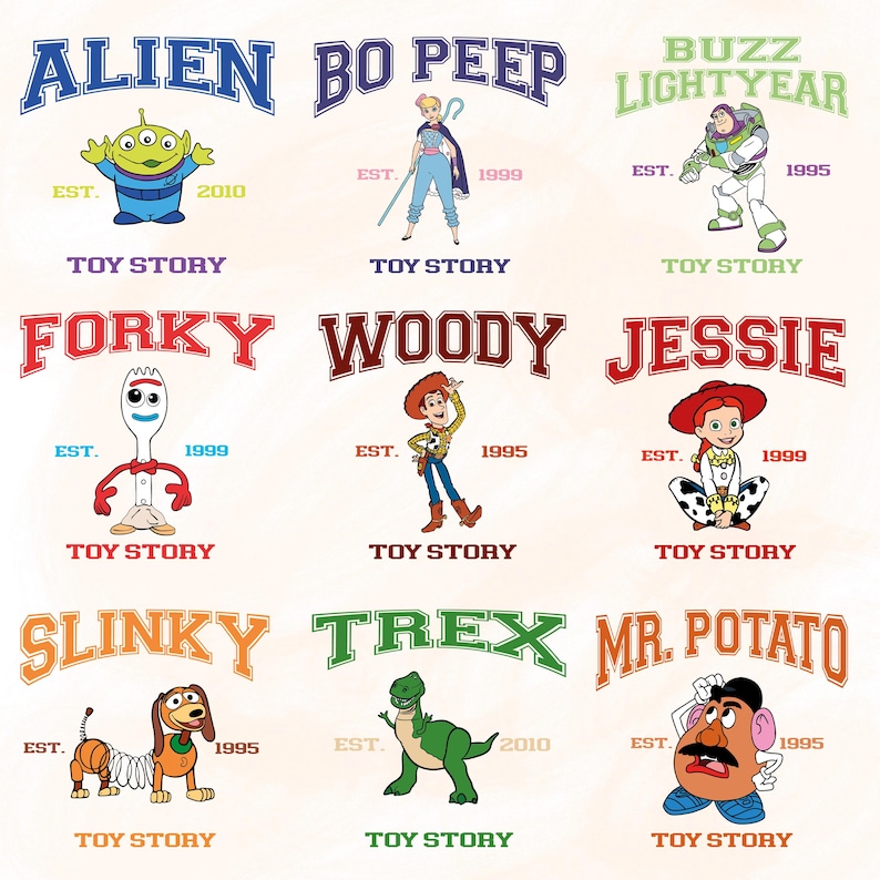 Puede incluir: Una colecci&oacute;n de dise&ntilde;os coloridos de personajes de Toy Story, incluyendo Alien, Bo Peep, Buzz Lightyear, Forky, Woody, Jessie, Slinky, Rex y Mr. Potato Head. Cada dise&ntilde;o presenta el nombre del personaje en una fuente estilizada, el texto "Toy Story" y el a&ntilde;o de establecimiento.