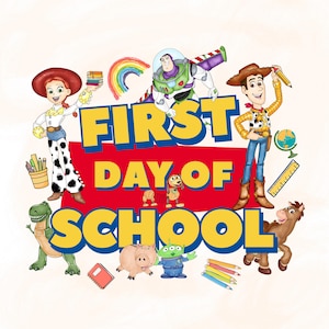 Puede incluir: Ilustración colorida con personajes de Toy Story y la frase "FIRST DAY OF SCHOOL". La imagen incluye a Woody, Buzz Lightyear, Jessie y otros personajes, junto con útiles escolares.