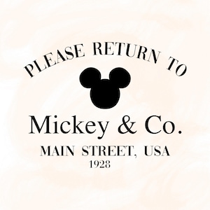 Puede incluir: Gráfico color crema con el texto "PLEASE RETURN TO Mickey & Co. MAIN STREET, USA 1928" en negro. Una cabeza negra de Mickey Mouse está centrada sobre el texto. El fondo tiene un efecto suave, similar a la acuarela.