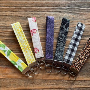 Quilted wristlet keychain
