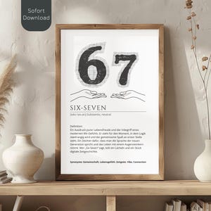 Puede incluir: Un póster enmarcado con el número "67" en negrita y con textura, sobre las palabras "SIX-SEVEN". La impresión incluye una definición y sinónimos en alemán. La obra de arte se exhibe en una estantería de madera con jarrones decorativos.