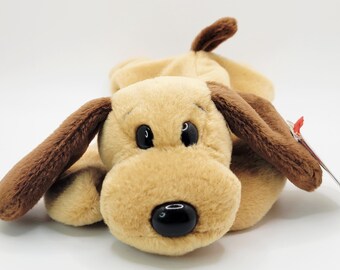Peluche Beanie Baby original de Ty de 1993 "Bones el perro" con etiquetas.