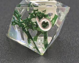Dado Kitsune D8 – Dado de resina feito à mão com espírito de raposa e musgo, dado de inspiração japonesa, dado exclusivo para RPG de mesa, dado de colecionador