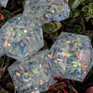 Könnte beinhalten: Eine weiße Keramik-Tasse mit schwarzem Henkel und dem Text "But First, Coffee" in handschriftlichem Stil. Die Tasse fasst wahrscheinlich 310-425 ml, ideal für ein morgendliches Getränk.