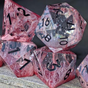 Handgjort "Crimson Petri" tärningsset – Resin D&D tärningsset i rött och transparent | Petri-effekt | Svarta siffror | Skarp kant