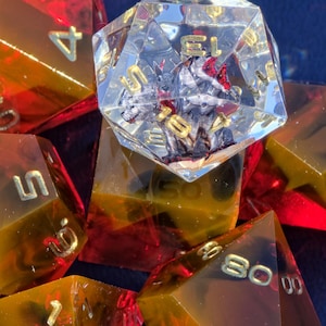 Handgemachtes DnD Würfelset „Blood Cerberus“ – Resin Dice Set 7-teilig | D20 mit Cerberus | Rot Schwarz | Sharp Edge | Goldene Zahlen | RPG